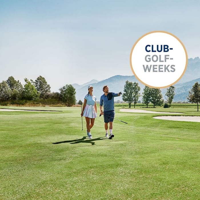 Paar beim Golfen auf einem Golfplatz, 