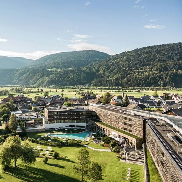 Drohnenaufnahme vom Hotel im Sommer