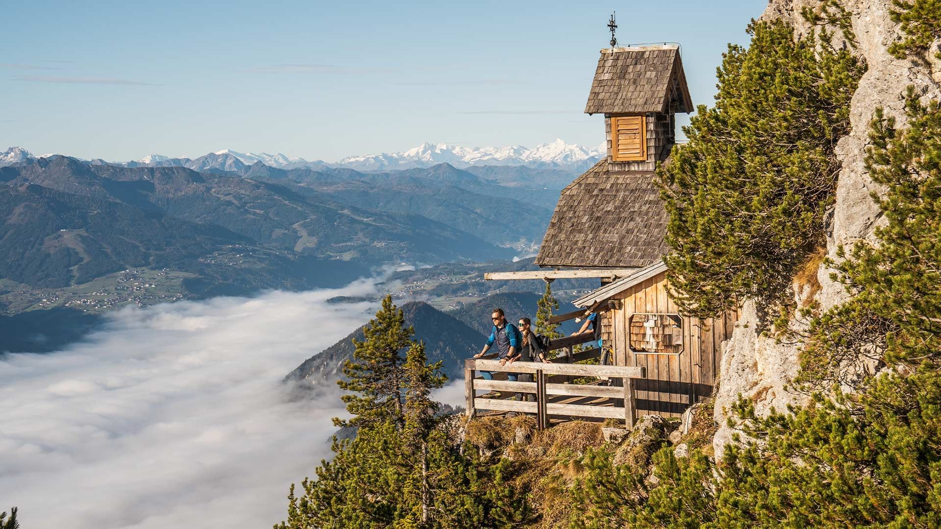 Wanderer auf der Seefelder Hütte genießen den Ausblick auf die Bergwelt Tirols.