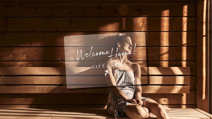 Frau in Sauna auf Bank sitzend, mit